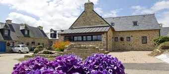 House 8 pers + 1 baby - PMR access - in Monts d'Arrée. (Pets welcome!)