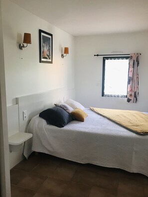 3 bedrooms, desk, iron/ironing board, travel crib