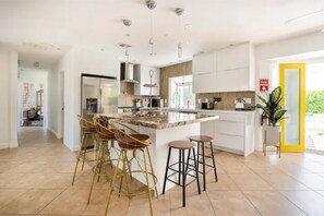 Fridge, microwave, oven, stovetop - The Palm Springs Luxury Estate (Palm Springs)