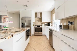 Fridge, microwave, oven, stovetop - The Palm Springs Luxury Estate (Palm Springs)