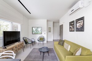 Apartamento básico | Zona de estar | Televisión de pantalla plana de 42 pulgadas con canales por cable