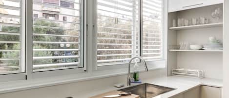 Basic Apartment | Private kitchen | Full-sized fridge, microwave, oven, stovetop