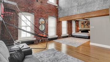 3 bedrooms, memory foam beds, WiFi, bed sheets