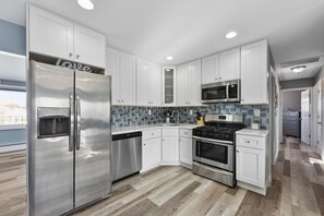 Casa exclusiva | Cocina privada | Refrigerador con congelador, microondas, horno y parrilla de estufa 