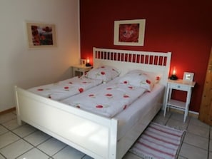 2 bedrooms, travel cot, free WiFi - Bright, spacious vacation apartment in Schwedeneck/Surendorf, 1 km to the beach (Schwedeneck)