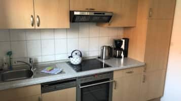 Een koelkast, een microgolfoven, een oven, een kookplaat