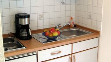 Kühlschrank, Mikrowelle, Herdplatte, Wasserkocher mit Kaffee-/Teezubehör