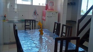 Apartemen Comfort | Dapur pribadi | Lemari es, microwave, oven, dan blender