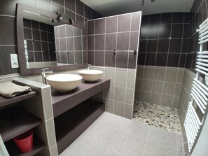 Douche, sĂšche-cheveux, serviettes fournies