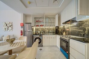 ثلاجة، ميكروويف، موقد طهي مسطح