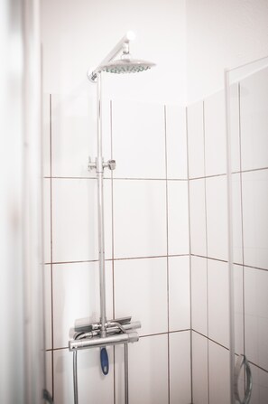 Shower, hair dryer, towels, soap - PS1: Bright, renovated old apartment in a district in the south of Trier (Trier)