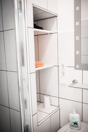 Douche, sèche-cheveux, serviettes fournies, savon