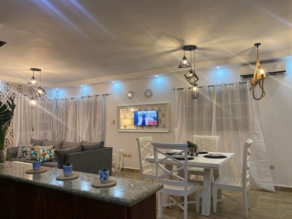 Departamento Confort, 2 habitaciones, en el área del jardín | Área de sala de estar | Smart TV y películas de estreno 