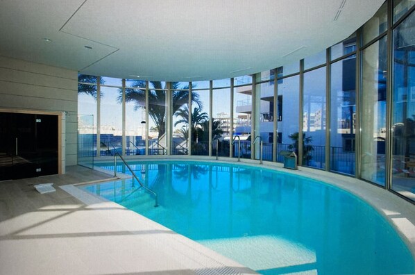 Piscina coperta, una piscina riscaldata