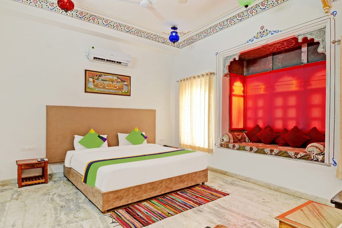 Deluxe Room | Desk, iron/ironing board