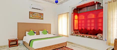 Deluxe Room | Desk, iron/ironing board