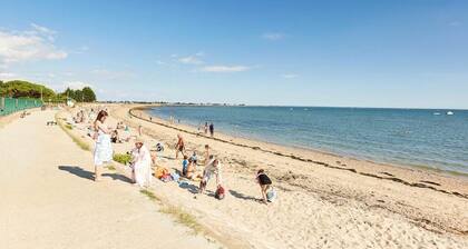 schönes Ferienhaus mit Pool in der Nähe des Strandes