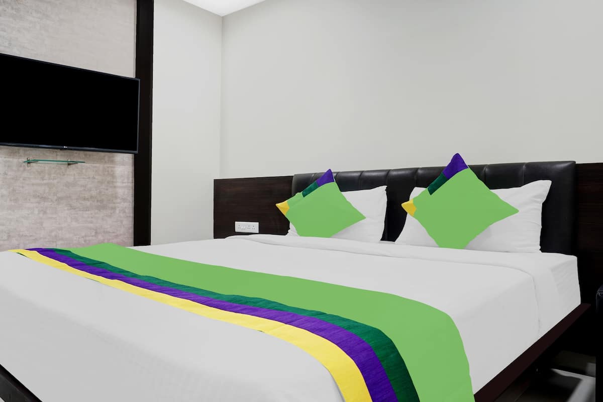 Standard Double Room | Desk, iron/ironing board