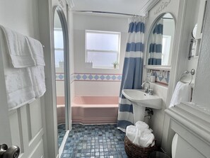 Ensemble baignoire-douche, séchoir à cheveux, serviettes fournies, savon