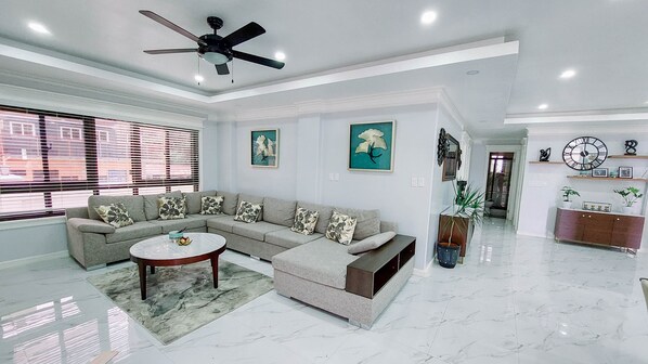 TV connectée, livres, chaîne hi-fi