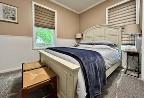 4 quartos, ferros/tábuas de passar roupa, berço de viagem