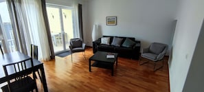 Fernseher, Bücher, Stereoanlage