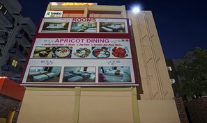 A hotel signboard advertising rooms and Apricot dining with buffet breakfast, meals, sea food, tandoor, and more. - Treebo Empire Executive, Hinjewadi (Paud)