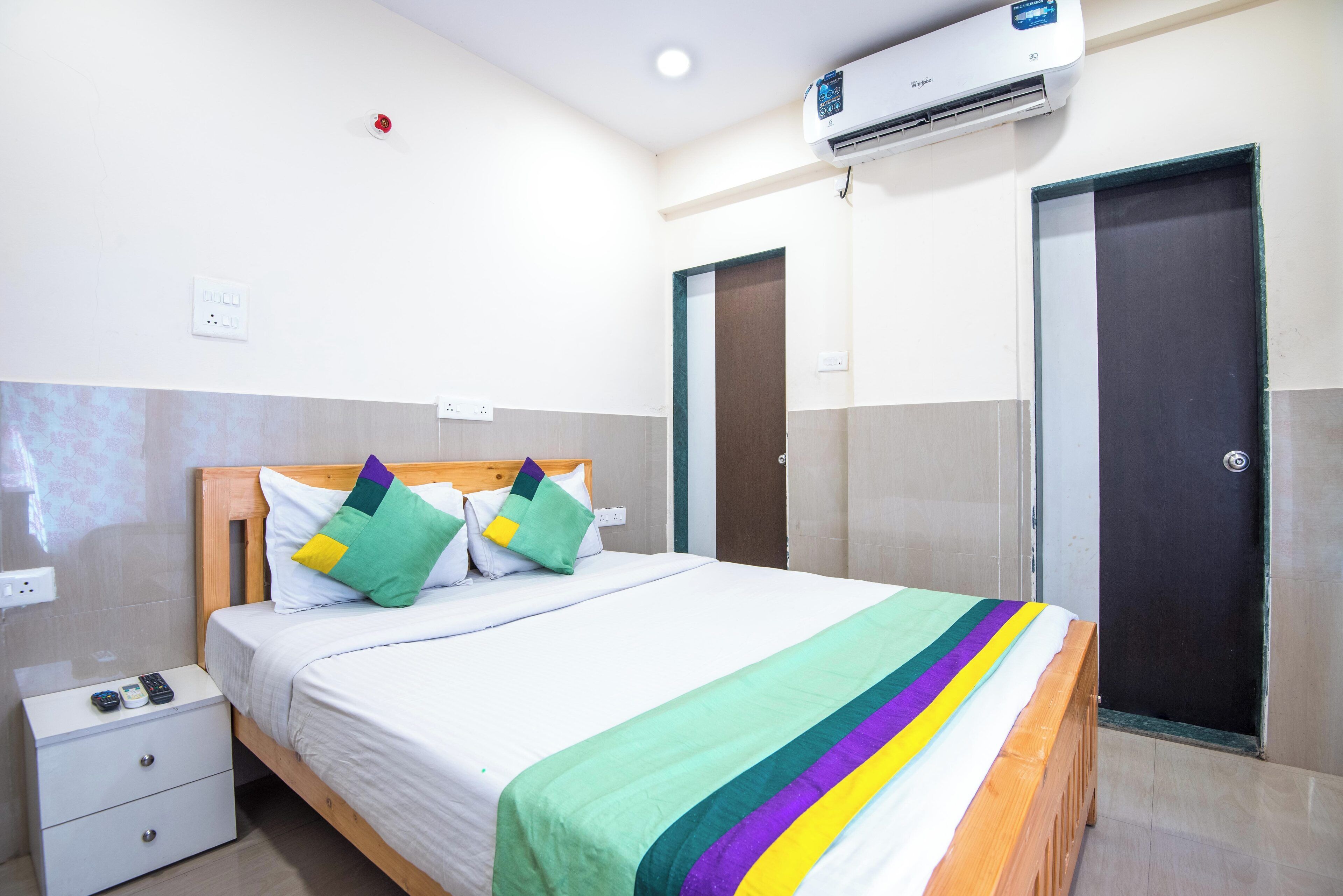 Habitación estándar | Escritorio y tabla de planchar con plancha 