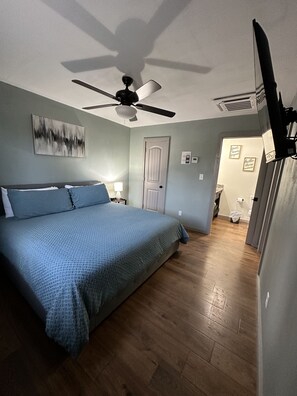 2 habitaciones, tabla de planchar con plancha, cuna de viaje y wifi 