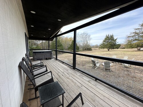 Hot Tub Mountainside 2-BR Cabin near Mena