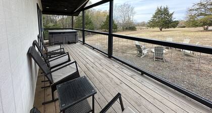 Hot Tub Mountainside 2-BR Cabin near Mena