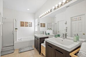 Shower, hair dryer, towels, soap - Luxurious & Spacious 3 Bedroom Villa with Oversized Heated Pool, BBQ gas grill (Davenport)