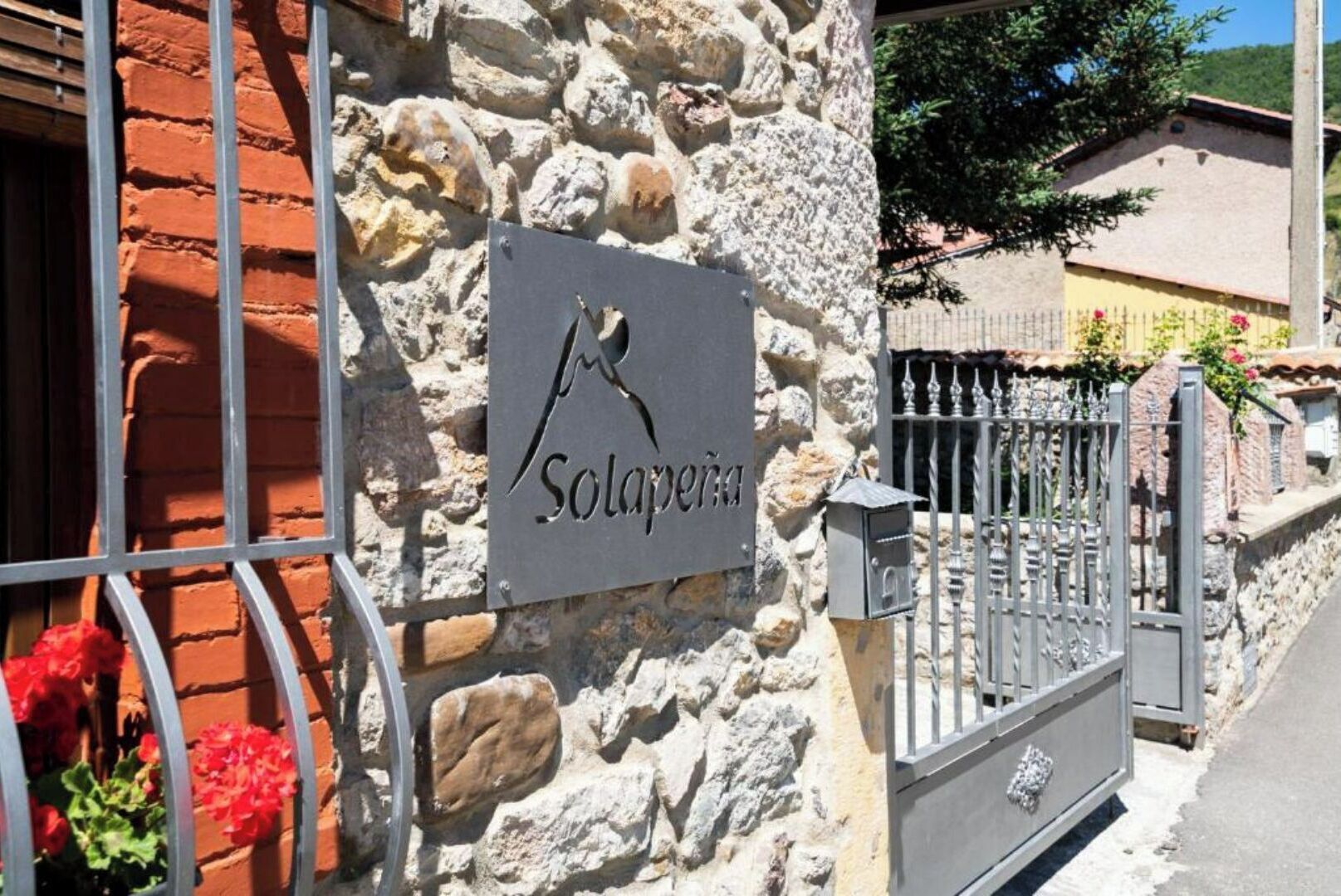 Exterior detail - Rural House Solapeña (Arianes) (Pallide)