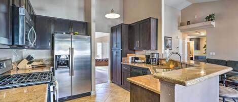 Réfrigérateur, micro-ondes, plaque de cuisson, lave-vaisselle