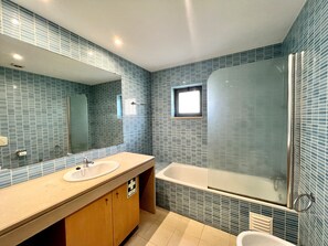Bathtub, hair dryer, towels - ALBUFEIRA MODERN 3 WITH POOL by HOMING (Albufeira)