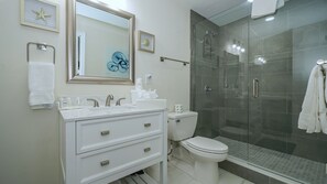 Douche, sèche-cheveux, serviettes fournies, savon