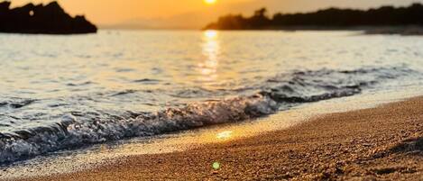 Sulla spiaggia, lettini da mare