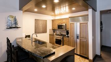 Suite, 3 Bedrooms | Private kitchen | Coffee/tea maker