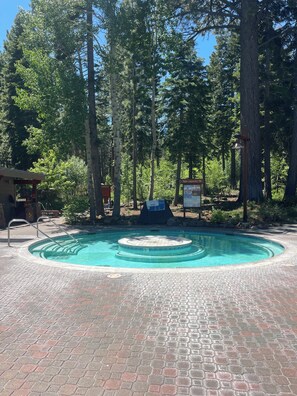 Alberca al aire libre y alberca climatizada