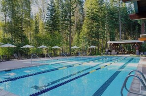Una piscina al aire libre, una piscina climatizada