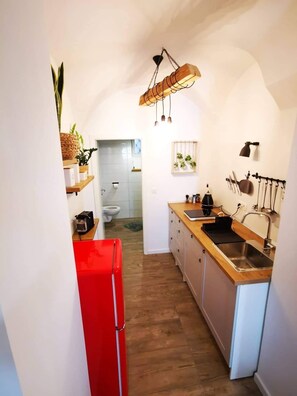 Kühlschrank, Wasserkocher mit Kaffee-/Teezubehör, Wasserkocher