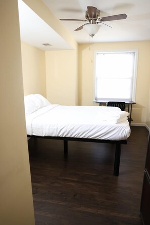 2 habitaciones, espacio para trabajar con laptop y ropa de cama