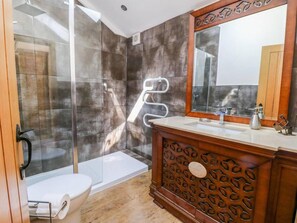 Casa | Baño | Regadera, secadora de cabello, toallas