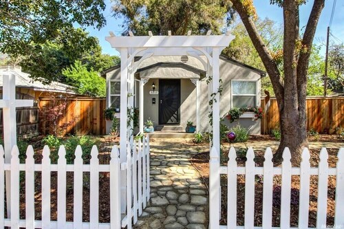 Smart, Eclectic ART HOUSE near the beat.
