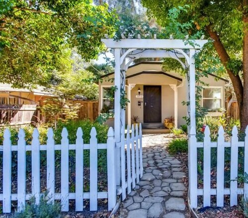 Smart, Eclectic ART HOUSE near the beat.