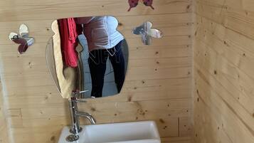 Kabin | Kamar mandi | Shower, pengering rambut,  dan handuk