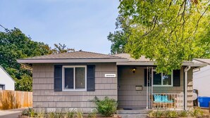 A single-story house with a front porch, a small garden, and a mailbox. - Smart, Eclectic ART HOUSE near UC Davis Med Center (Sacramento)