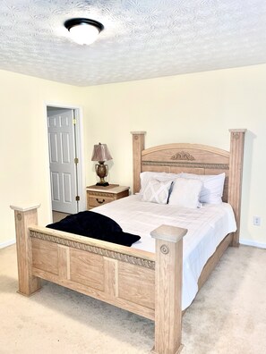 4 bedrooms, desk, iron/ironing board, free WiFi