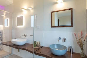 Badewanne, Haartrockner, Bidet, Handtücher