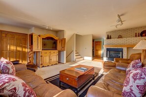 TV, fireplace